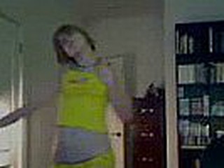 a horney teen doing a good dance in front livecam and making a sex strip tease. she has a white skin tiny and beautiful boobs and her ass shake very well.